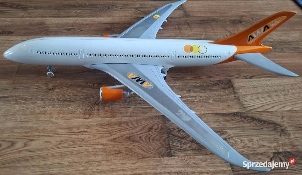 Duży samolot pasażerski AirBus z napędem jeździ Zielona Góra