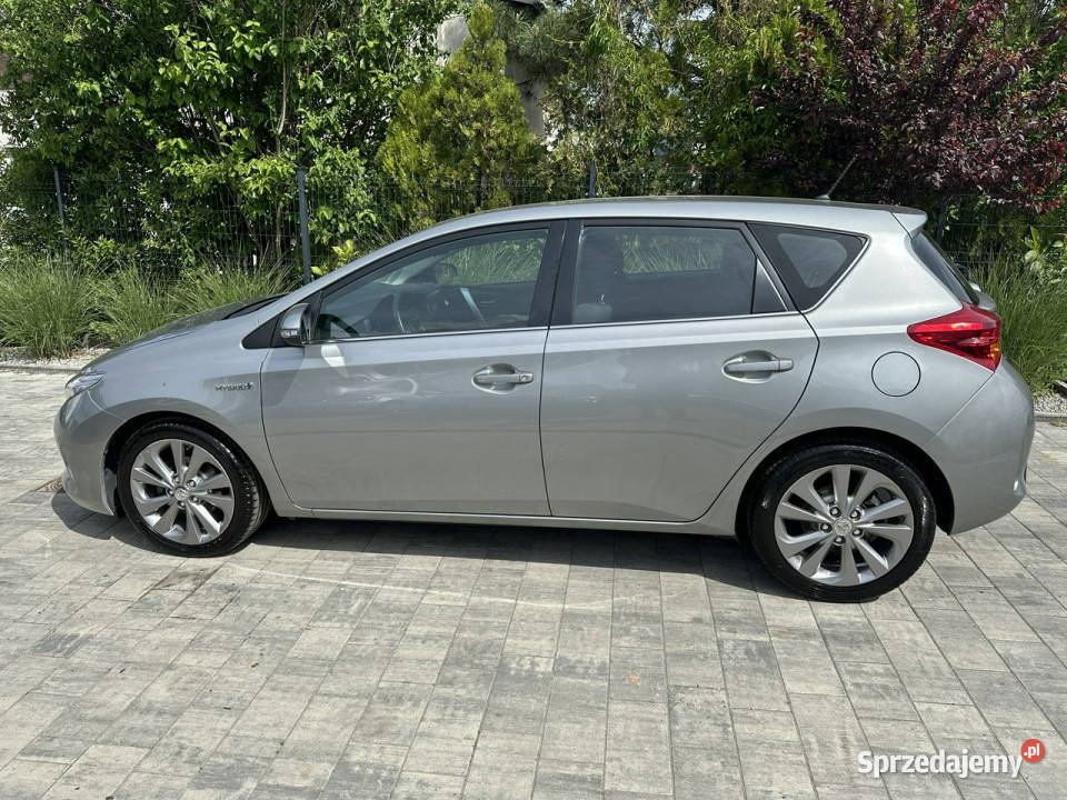 Toyota Auris Hybryda niski przebieg oryginalny aluminiowe felgi sprzedam