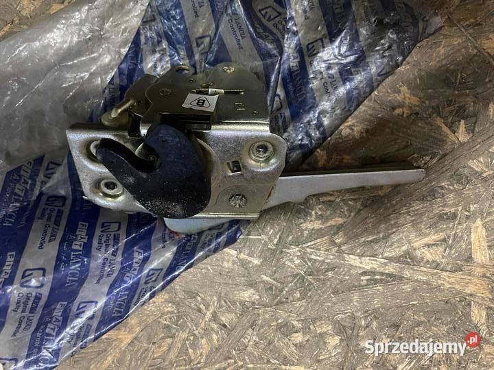 Zamek drzwi prawy Fiat 126p 4275712 nowy Kozy