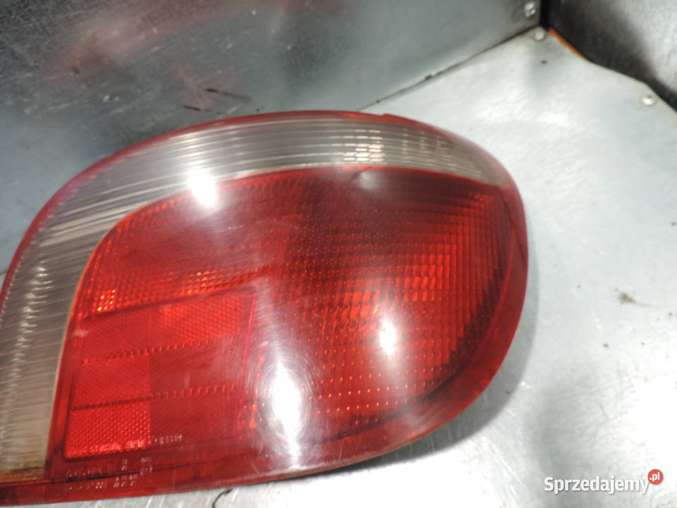 TOYOTA YARIS I LAMPA PRAWA TYLNA