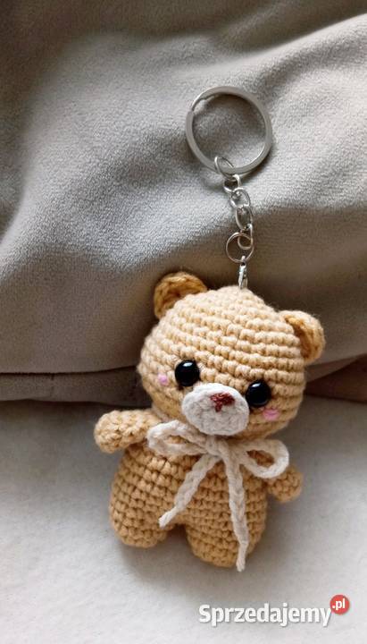 Miś wykonany na szydełku brelok zawieszka