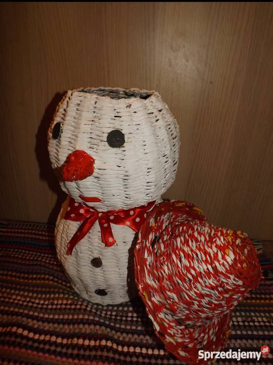 Duży bałwan w kapeluszu czerwonym wiklina lubelskie Lublin