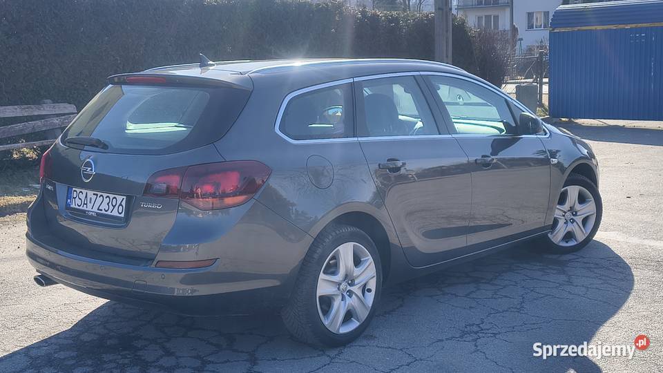 Opel Astra J 14 T 2010 Sportstourer Rok produkcji 2010 Szczawne sprzedam