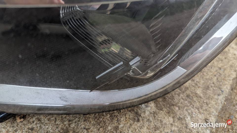 Passat b8 lampa przednia lewa lekko uszkodzona Gozdy
