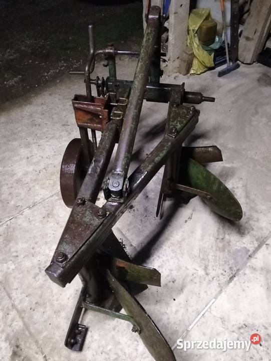 Sprzedam 3 pługi dwu skibowe z krojem