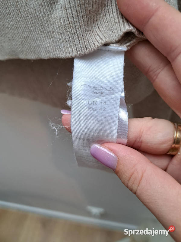 Beżowy sweter Look z dekoltem V rozmiar M Trąbki Wielkie
