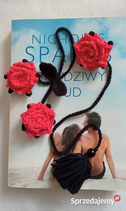 Róże wykonane na szydełku brelok zakładka do