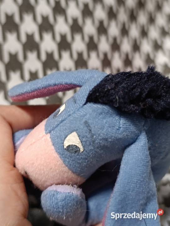 pluszowe zabawki przedstawiające Kłapouchego