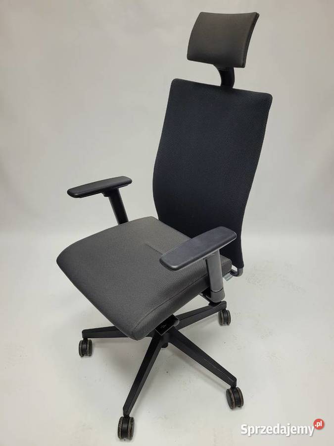 Fotel biurowy Nowy Styl Intrata z zagłówkiem wielkopolskie