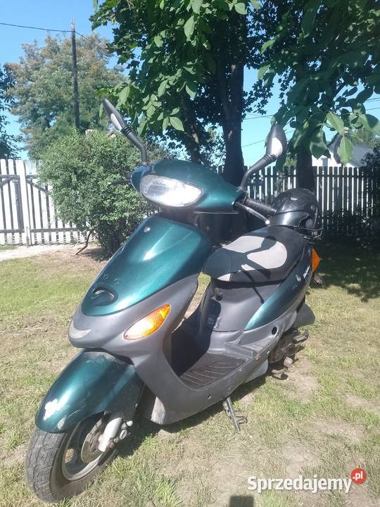 Skuter Kinroad z kaskiem