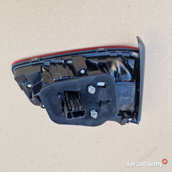 VW PASSAT B8 KOMBI LAMPA PRAWA TYLNA W KLAPĘ Części samochodowe lubuskie Bieleń