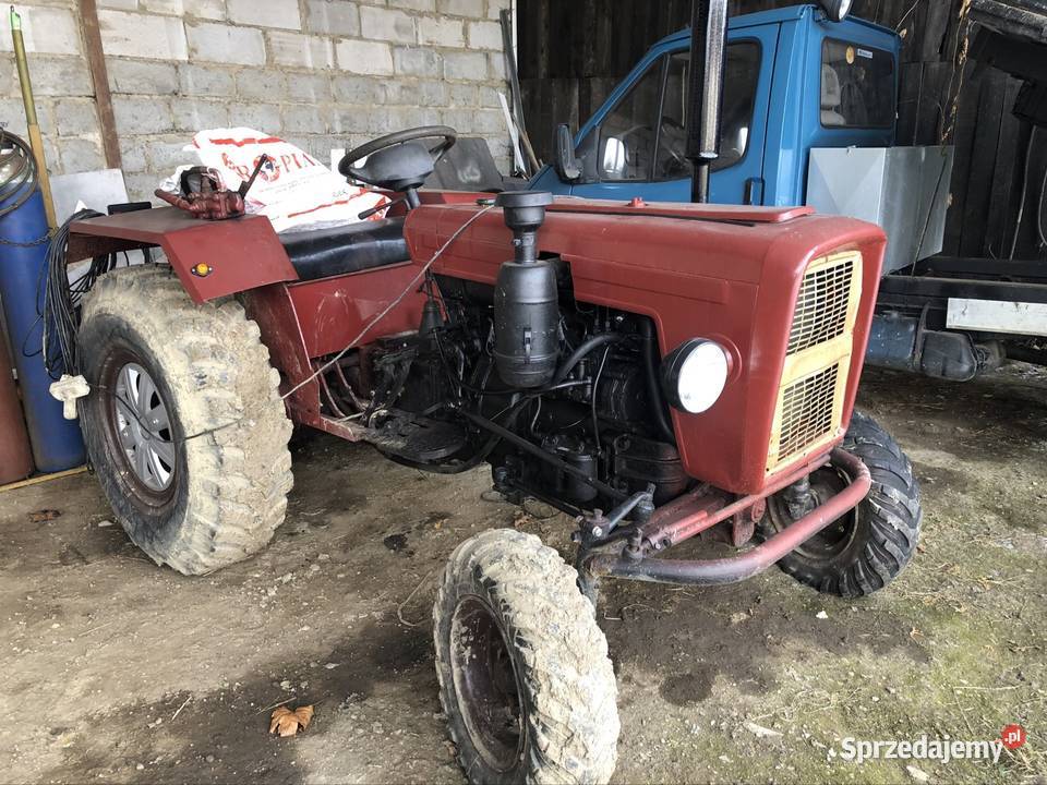 czerwony sam ciągnik Prusiek