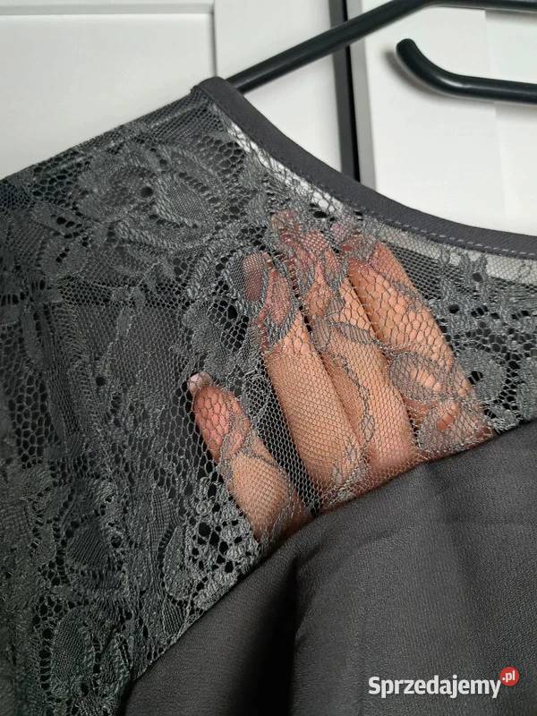 Szara bluzka z koronką i falbanami marki Pleione krótki Moda i Styl Trąbki Wielkie