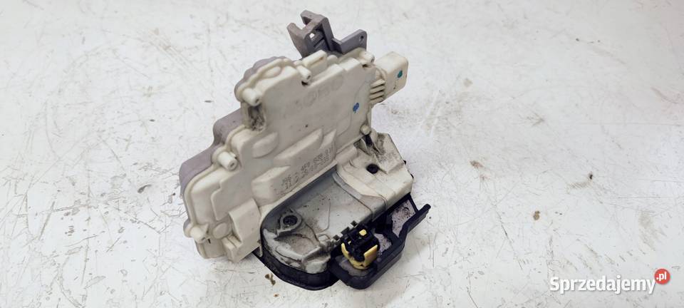 ZAMEK DRZWI PRAWY TYŁ AUDI A3 A6 4F0839016B 7 Przystajń