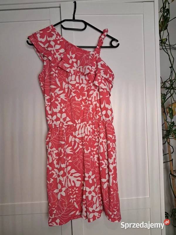 Czerwony kombinezon w kwiaty stylowy i wygodny pomorskie Trąbki Wielkie