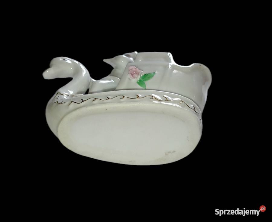 Porcelanowa figurka łabędzie sanie z chłopcem Słubice