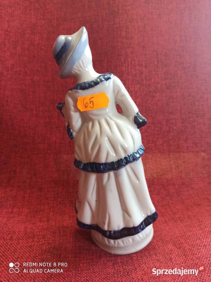 Figurka damy z Lirą