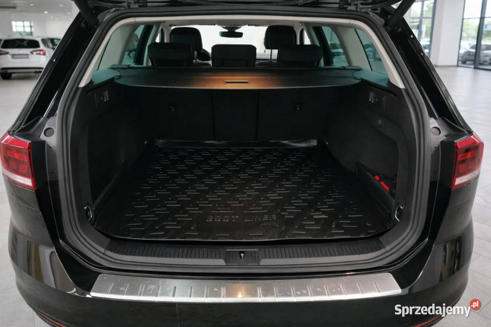 Volkswagen Passat Variant 2023 uszkodzone drzwi lakier metallic Samochody osobowe Białystok