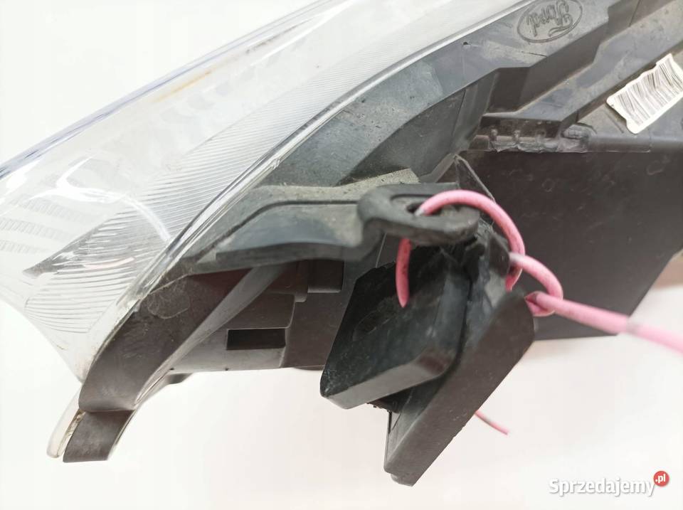 LAMPA PRZÓD PRAWA LIFT FL USZKODZONA Ford Fiesta Lampy przednie