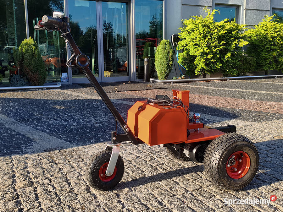Elektryczny wózekmower do holowania przyczep Kęty