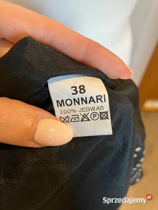 Piękna czarna jedwabna midi sukienka Monnari Spódnice i sukienki