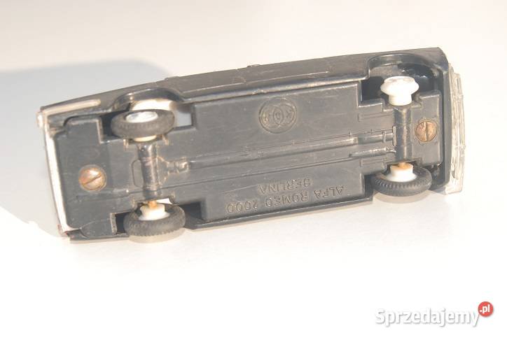 Stara zabawka samochód Alfa Romeo 2000 antyk