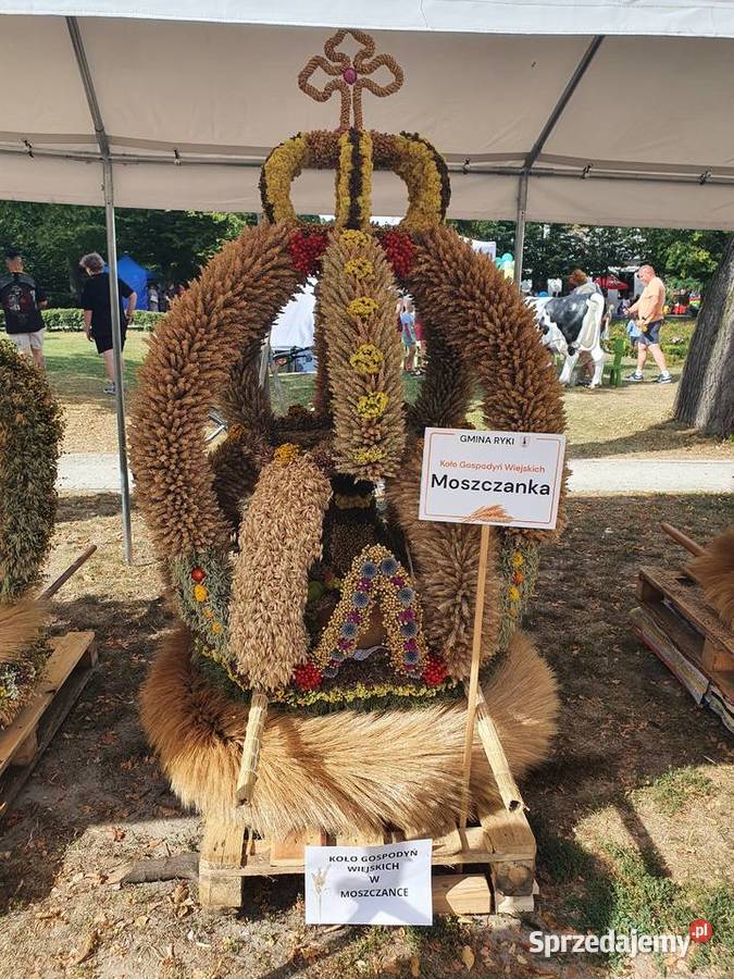 Piękny wieniec dożynkowy