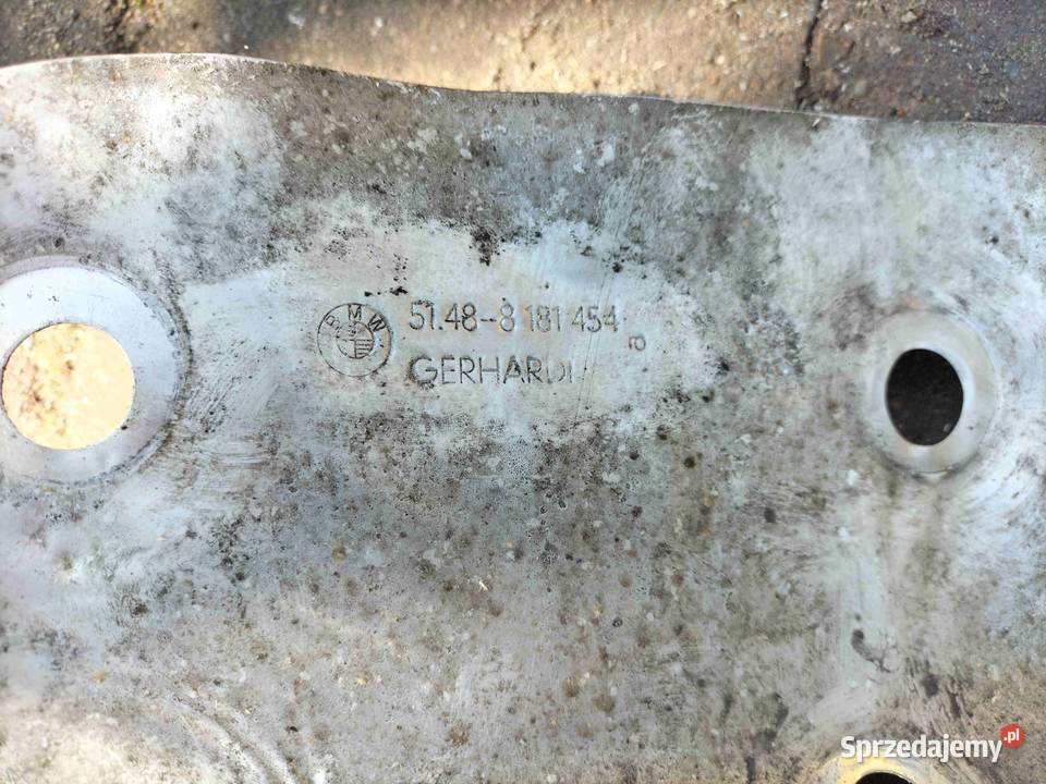 Osłona termiczna prawej stronie pod maską BMW