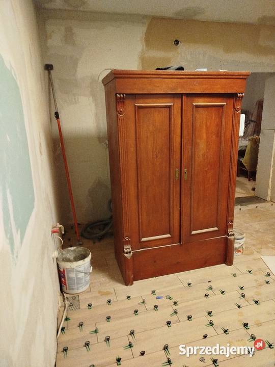 Stara szafa sosnowa