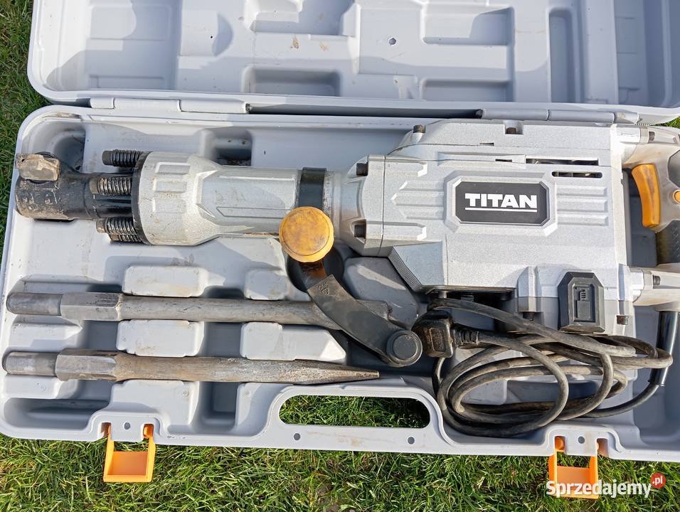 Młot wyburzeniowy Titan 1700W 45J
