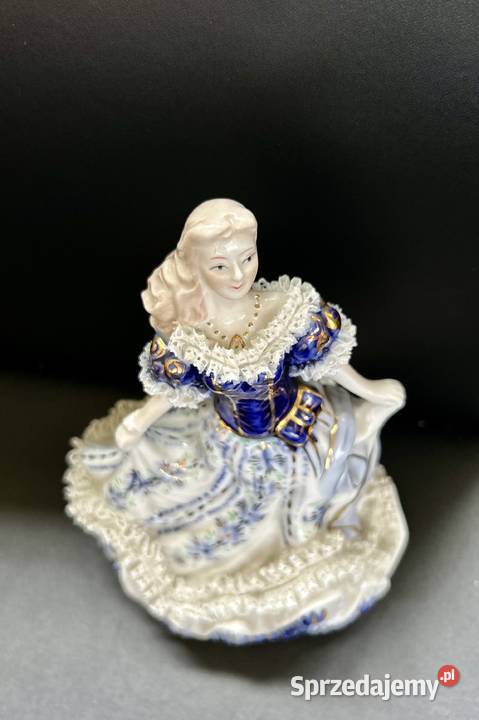 Komplet porcelanowych figurek dam dworu