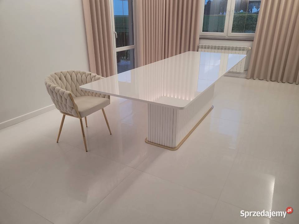 Stół COMODO złoty dekor pod nogą jadalnia salon Gierałtowiczki