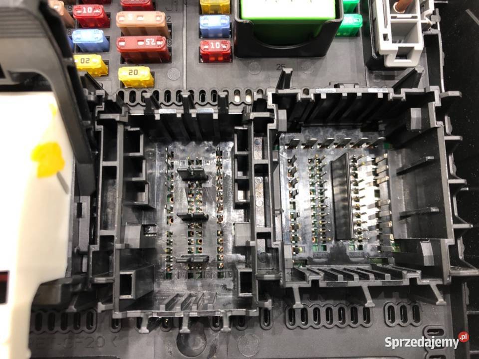 SKRZYNKA BEZPIECZNIKÓW FORD ESCAPE IV