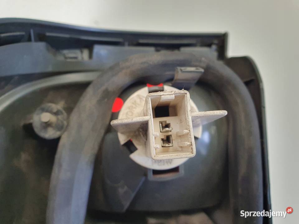 LAMPA PRAWA Nissan Terrano II lift 0107r TYLNA