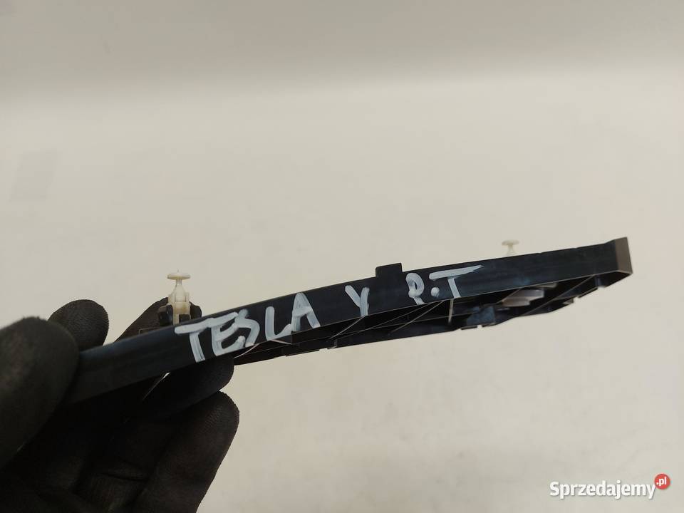 TESLA MODEL Y 2024r ŚLIZG MOCOWANIE ZDERZAKA