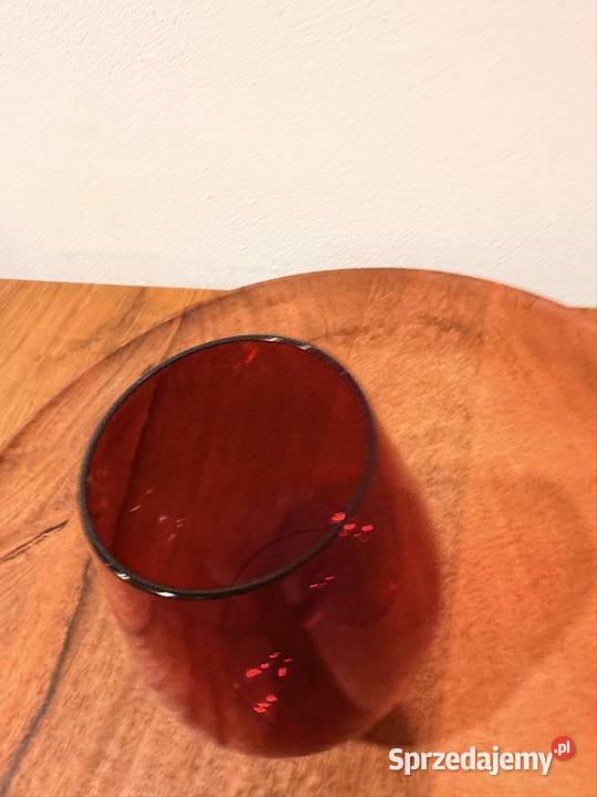 Ładny rubinowo czerwony kielich Cybinka