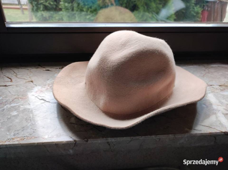 beżowy filcowy kapelusz ciepły Reserved modny Kielce