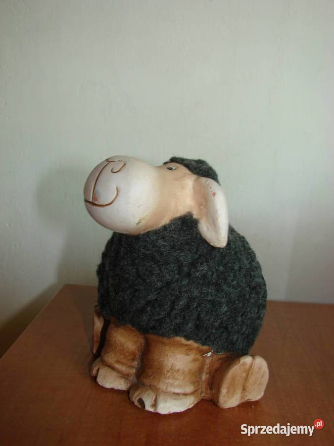 Czarna Owca ceramiczna figurka z futerkiem Pruszcz Gdański