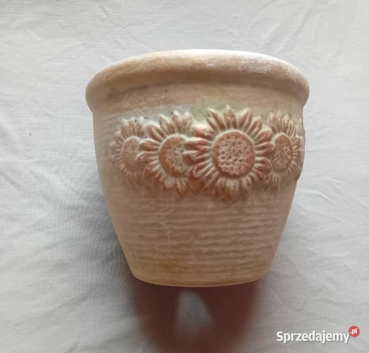 Ceramiczna doniczka z reliefem w formie Koźminek