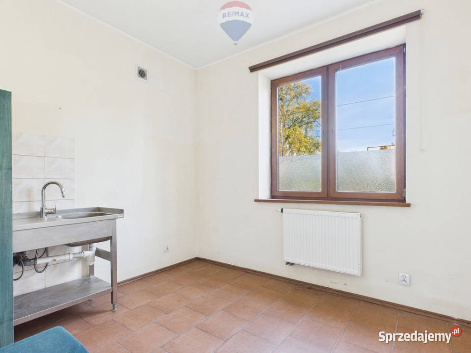 Dom z lokalem Cedry Wielkie asfalt