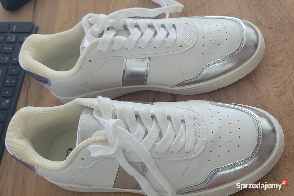 Białe buty ze srebrnymi wstawkami CA r 39 Obuwie sportowe