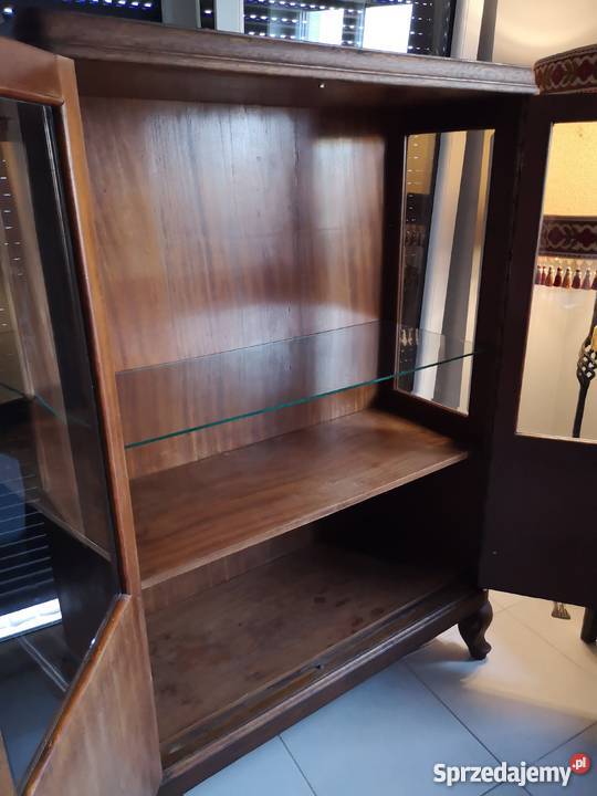 Stara zabytkowa witryna biblioteczka