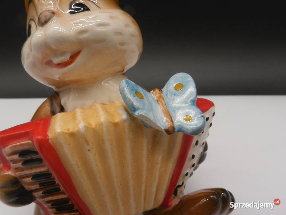 Figurka królika grającego na akordeonie marki Porcelana i szkło Raszków