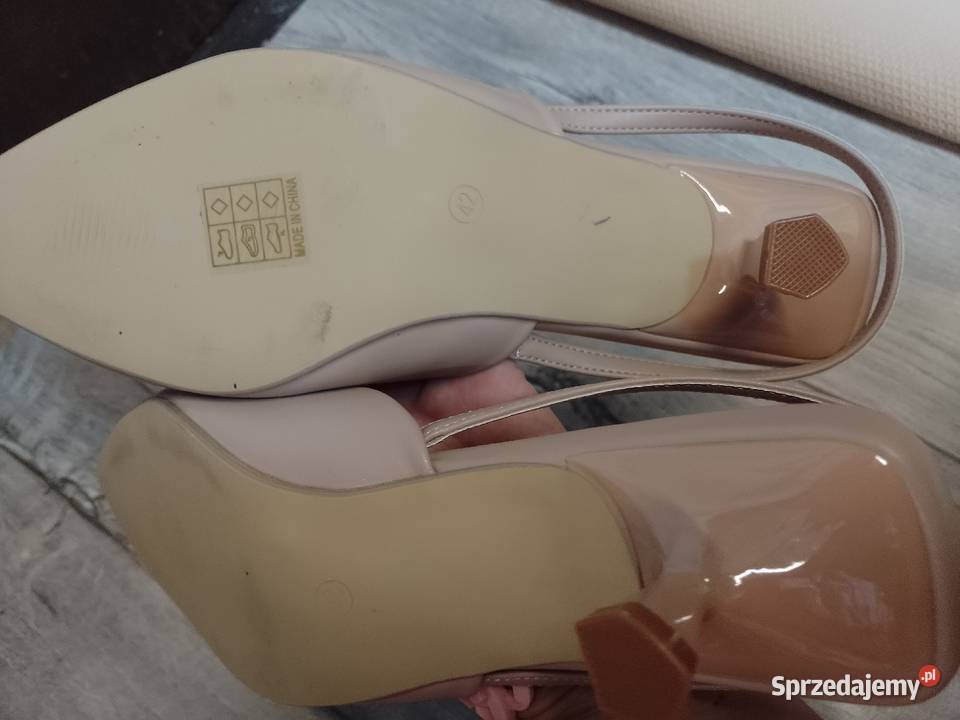 42 Beżowe bogato zdobione czółenka wieczorowe z inna Moda i Styl Kraków