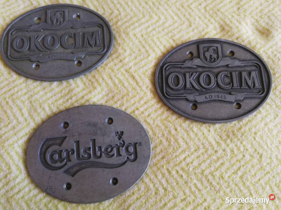 Metalowe emblematy browarów OKOCIM i CARLSBERG