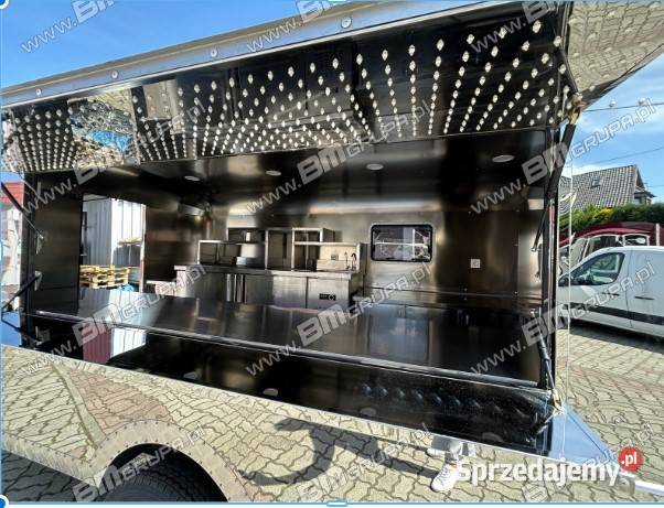 Przyczepa Airstream z efektem lustra mobilna