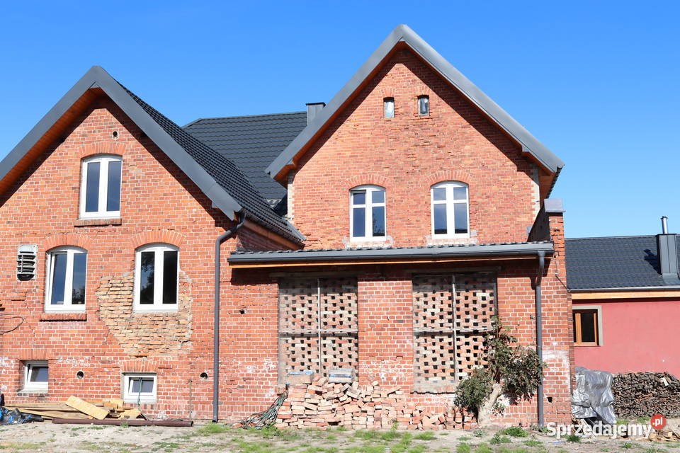 Piękny poniemiecki budynek starej mleczarni w Możdżanowo