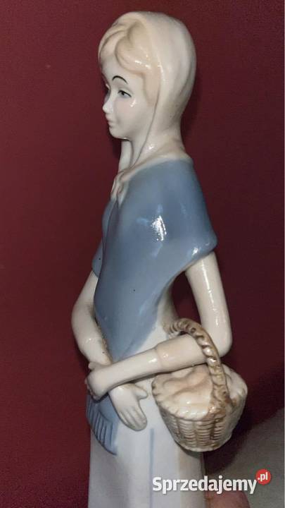 Figurka dziewczyny koszykiem Bez sygnatury Wys Gdańsk