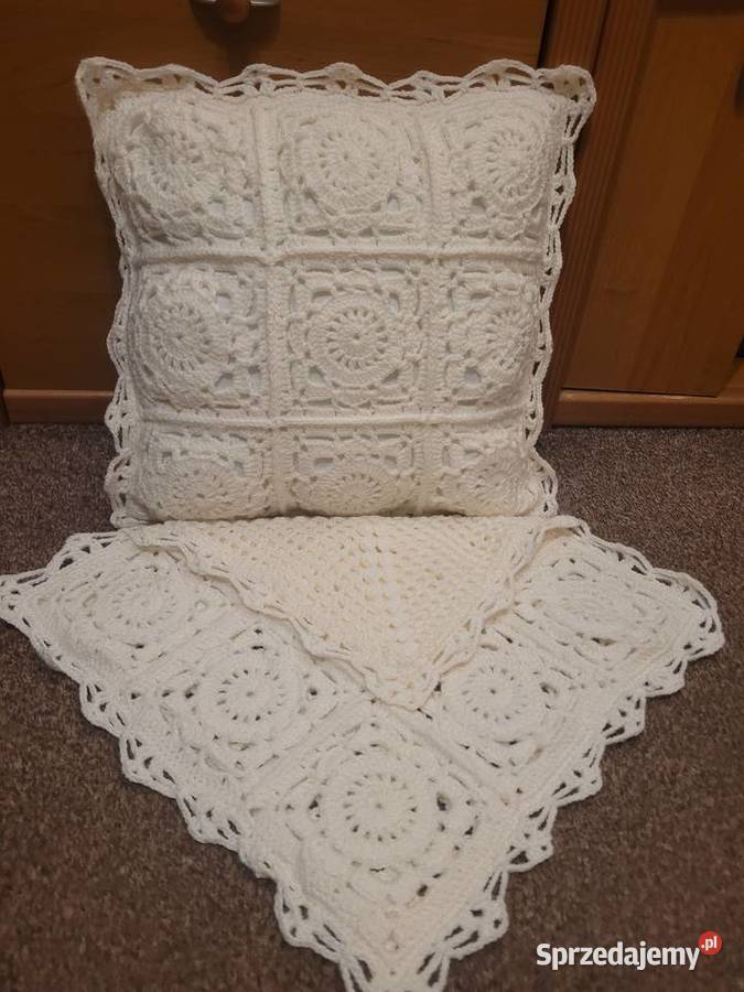 Poduszki wykonane na szydełku rozmiar 30 na 40 Mrocza
