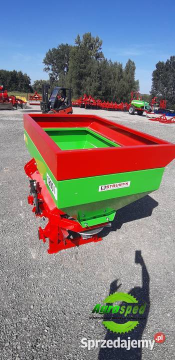 1 Rozsiewacz do nawozów dwutarczowy TYTAN Pobiedziska